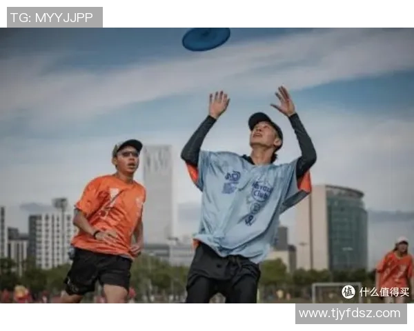 西安飞盘队配合引发热议球迷对战术和默契的不同看法